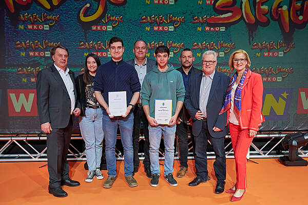 WKNÖ Präsident Wolfgang Ecker, Katharina Divoky, Jonathan Schaufler, Lehrlingsausbilder Leonhard Grubner, Michael Zeiner, Andreas Wutzel, Erich Wenighofer, LH-Frau Johanna Mikl-Leitner; Foto: Philipp Monihart
